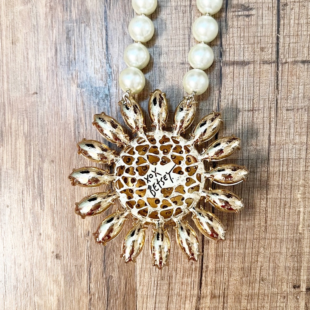 BETSEY JOHNSON RARE Large WHITE Petals Daisy & Pearls Necklace w/Earrings NWT - Picture 12 of 16